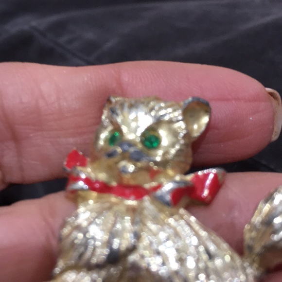 Gold cat brooch with green sparkling eyes. 1.5 in - Picture 3 of 3
